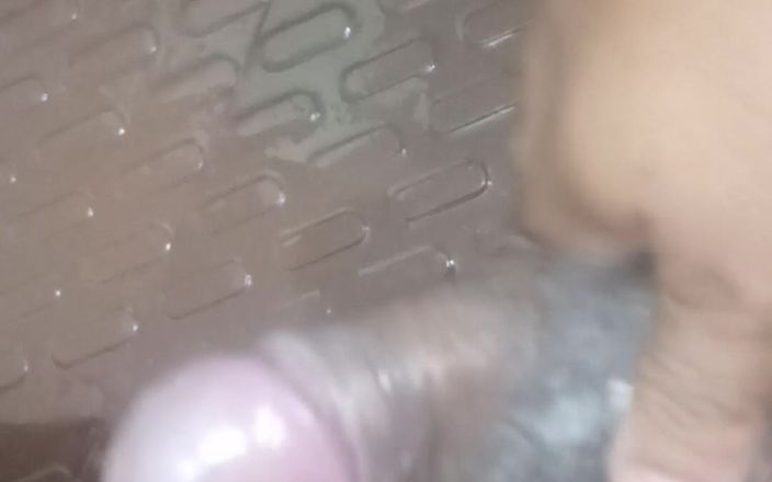 Deepak1989cage: Il pavimento scuote vigorosamente in bagno.