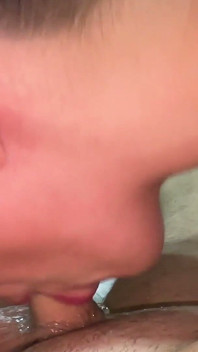 Entraînement à la gorge profonde. Baise par la bouche avec du sperme