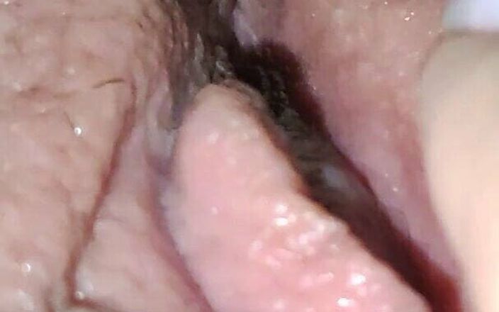 Hot Poller: Juicy Russian Pussy Close-up