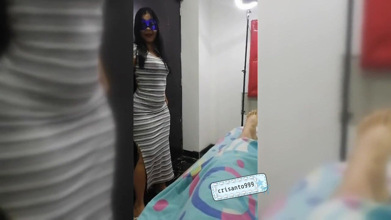 Crisanto999: 他们邀请我和成熟的继母一起去房间。