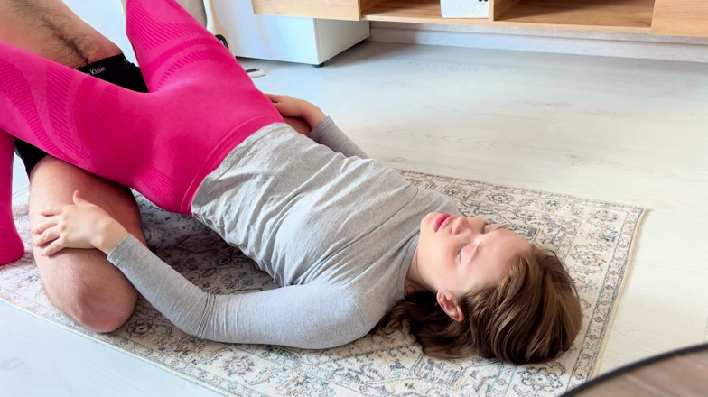 Spacenintenda: Ibu tiri dengan celana yoga pink: seks terlarang sambil berlutut...