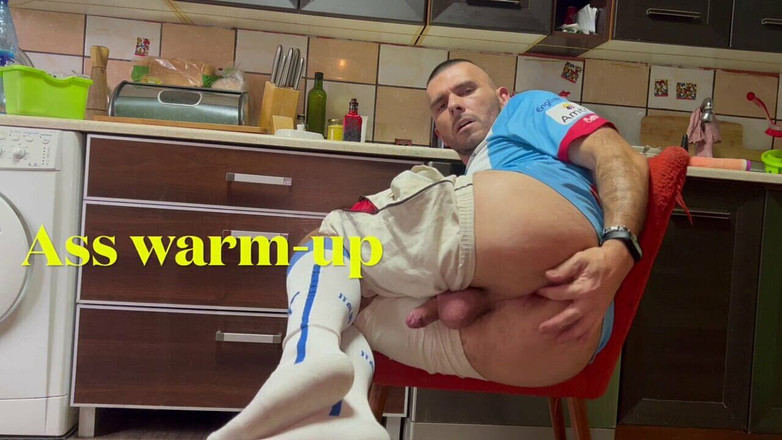 Werther1: 足球肛交乐趣与假阳具在白色袜子