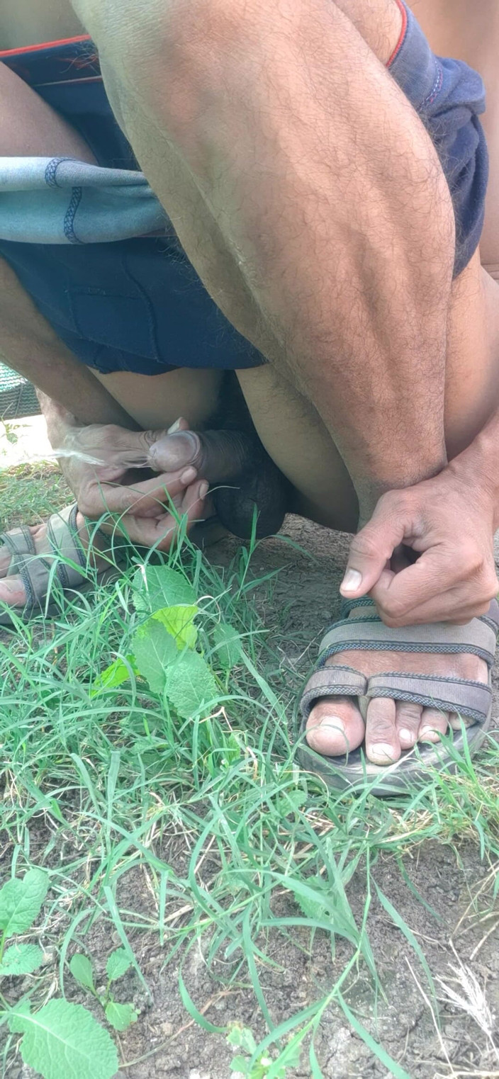 Che: 오줌 싸는 흑인 자지 야외에서 인도 남자 섹스