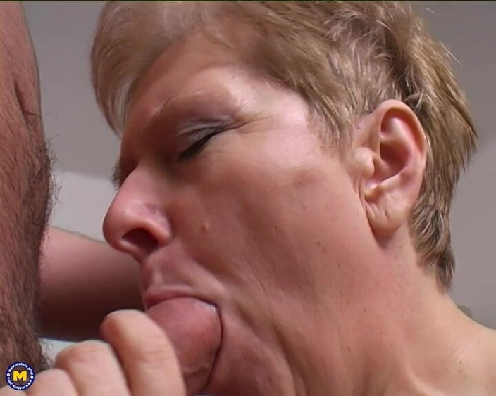 Mature NL: 好色的老熟女被一个年轻人狠操