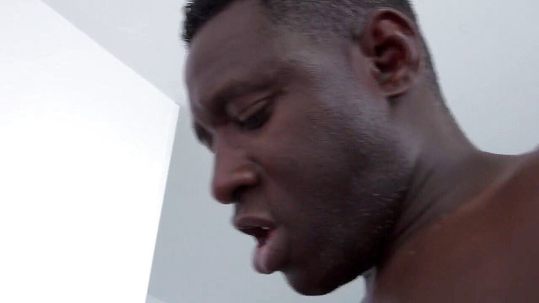 Club Anissa Kate: Chessie Kay, consolada por una gran polla negra