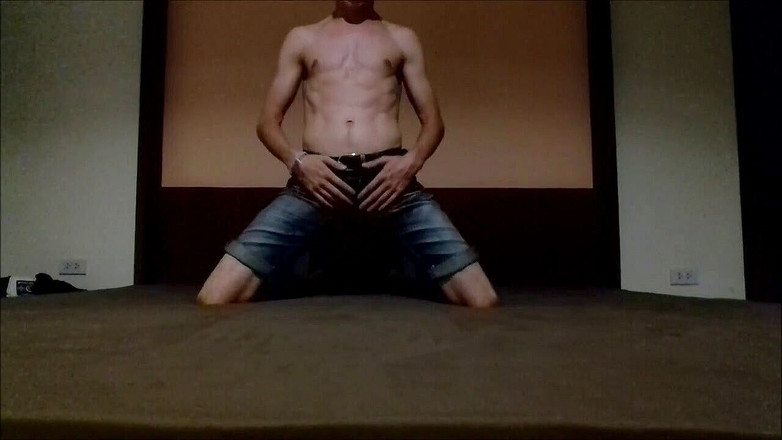 AlexRusFun: Gorący rosyjski facet Jerkin off jego wielki kutas na łóżku