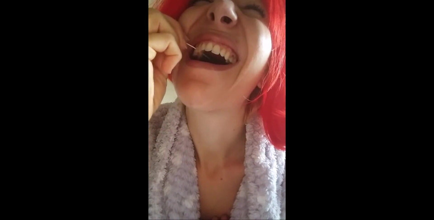 savannahamatoriale: Чистить зубы важно, и Chantal обожает заполнять ее рот с... Зубная паста