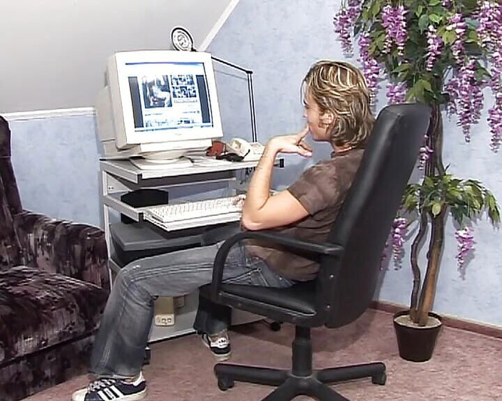 Deutsche Camgirls: Blond tysk mormor knullar yngre tapp