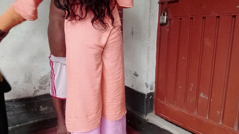 Deshi women: 魅力的な18歳の美しいインドの女の子とのホットセックスの新しいバイラルビデオ