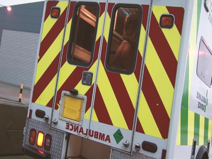 SEXUAL SIN: ホットな看護師シーン - 4_blondeランジェリー姿の看護師たちが救急車内での乱交シーンで一緒にアナルセックスをしている