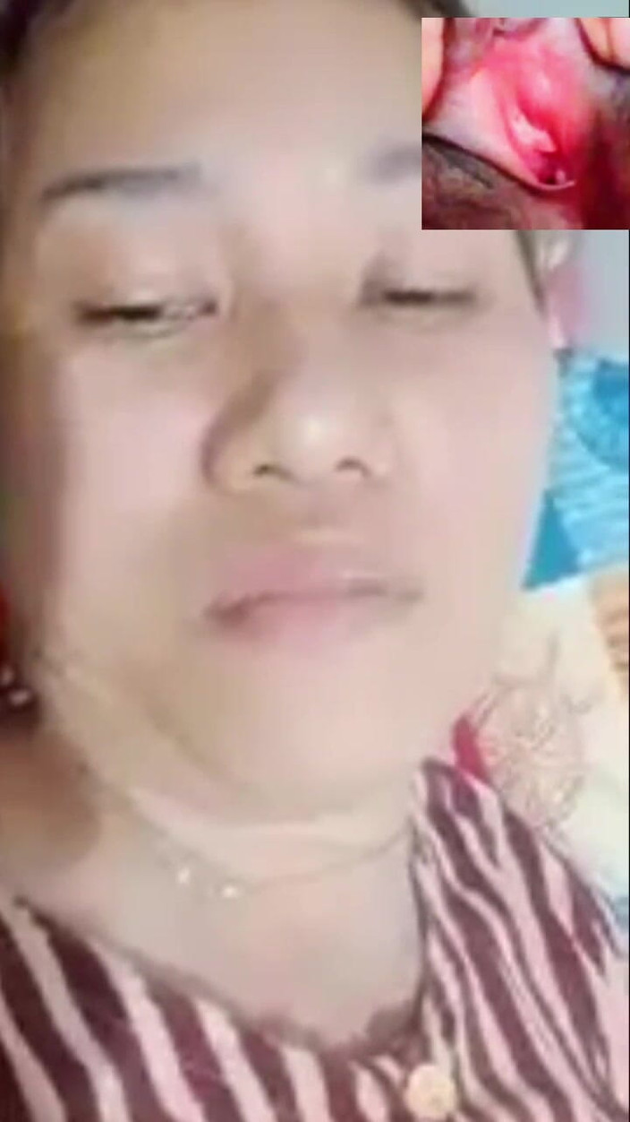 rajahutan44: Asijská dívka ukazuje svou kundičku a velká prsa