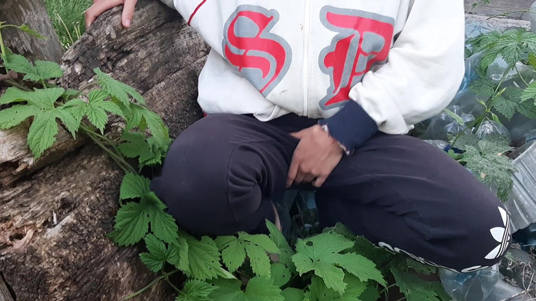 Lesbian-candys: Jsem ve vesnici u své babičky, masturbuje tam, kde je...