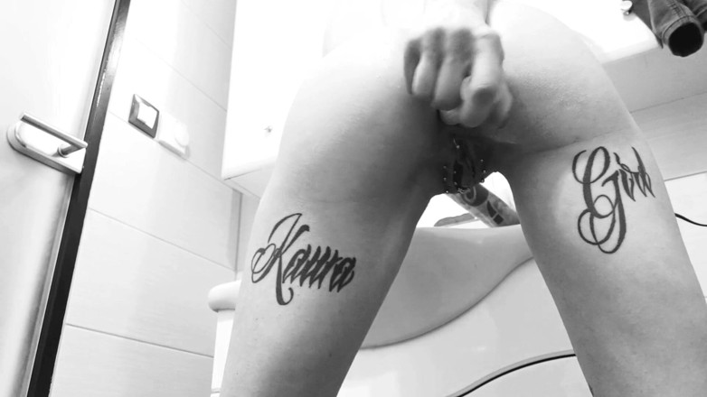 InkedKawaGirl: Vibrador no cu apertado