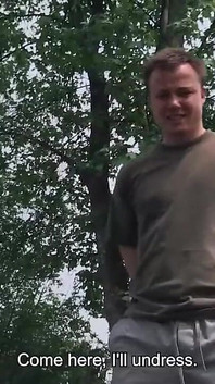 Zavallı adamla kırık tekerleklerinin yanında otostop çekerken tanıştım.