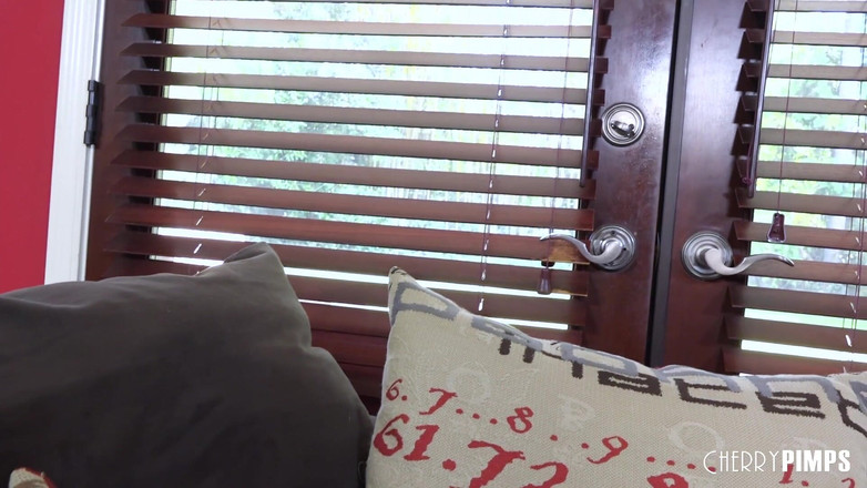 CherryPimps: Cewek cantik toket besar dicrot di toket besar setelah mesra-mesraan...