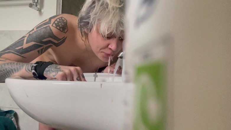 Glitterqueen1999: Giantess Tiny Secretly Watches Me Shower and Pee Eat Breakfast