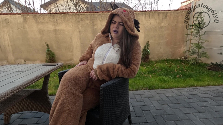 Your fantasy studio: Muffled Kentut Dalam Sut Reindeer Di Luar