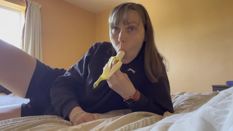 Wamgirlx: I love sucking on bananas