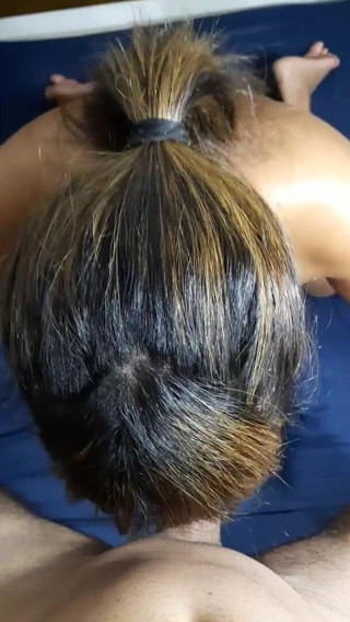 Novinha Insaciavel: Slut with oil on her body sucking and taking her...
