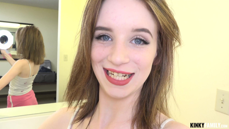 Kinky Family: Scopando il fratellastro per un vlog