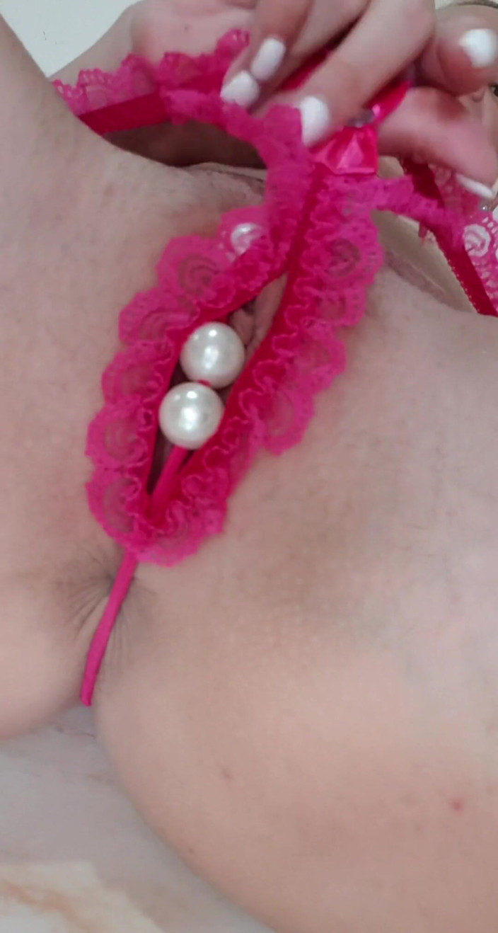 MissAnja_FH: Klitorisimin üzerindeki o incilerin onları döllemesi ve sonra yalatması gerektiğine bayılıyorum...