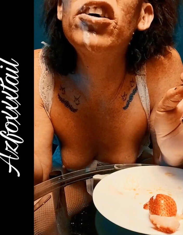 AzFoxxxTailPhelicia: Frișcă de căpșuni 2