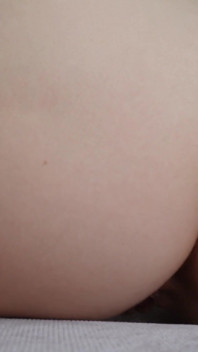 Jovem madrasta se masturba com um plug anal - gemendo, dedilhando e orgasmo bagunçado
