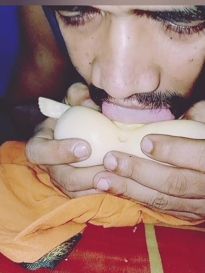 Shiv Shankar Kumar: Aku menjilat boneka seksku.