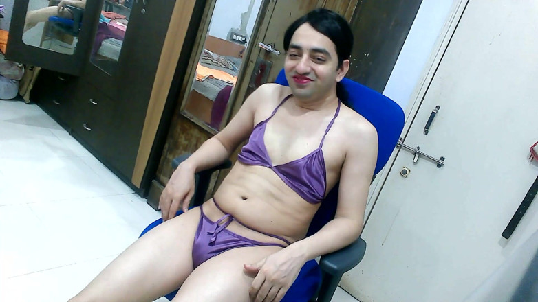 Cute & Nude Crossdresser: Heißer sissy-transvestit femboy Sweet Lollipop probiert string-bikini aus.