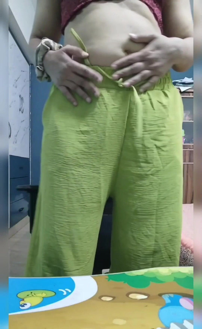 Hot Indian mommy: ホットなインド女性ソロタッチング