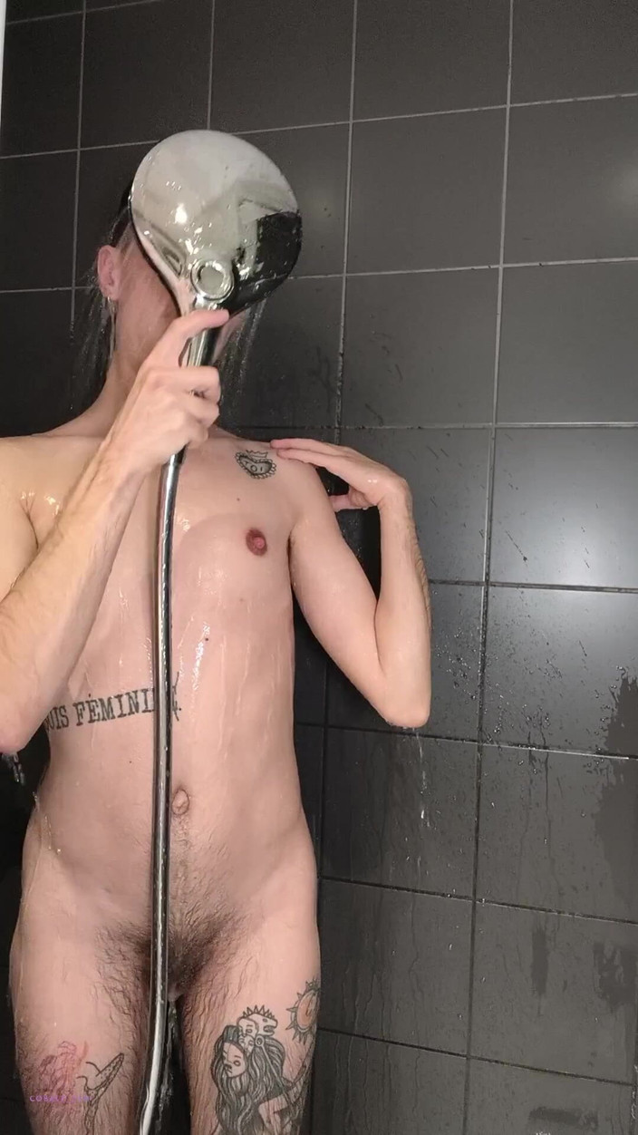Cobalt FTM: Ftm S’exhibe Sous La Douche Et Branle on Gros Clito