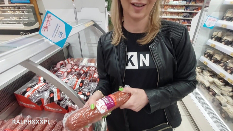 RalphXXXpl: Am întâlnit-o la cumpărături, îmi face o muie într-o toaletă publică și înghite o încărcătură uriașă...