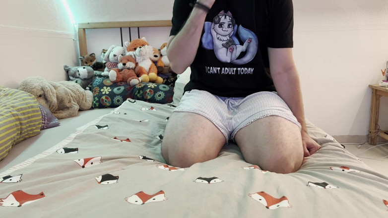 PetMillie: Giovane ragazzo nervoso si masturba a letto