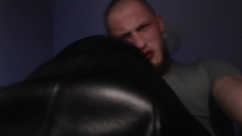 Hunky time: Alpha với găng tay da thống trị