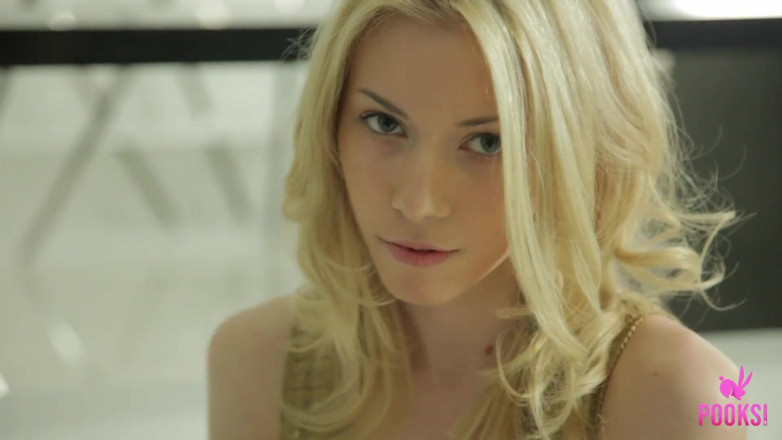 Pooksi: Gorgeous blonde Liz loves fingering her young fuckable twat!