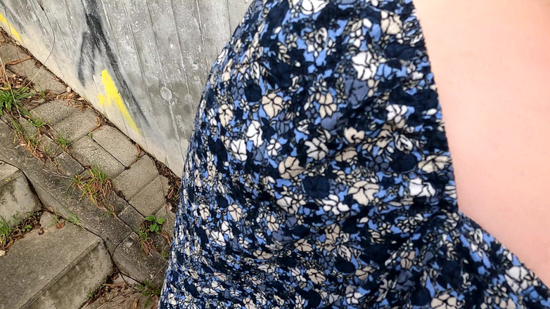 Bouncy Tits Action: Abofetear sus tetas desnudas y culo cerca del ferrocarril