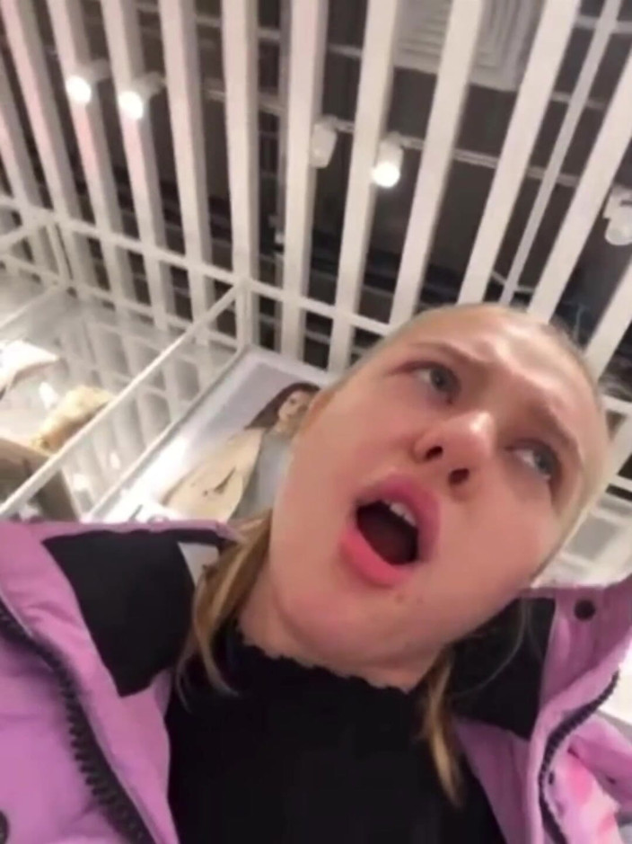 JuiceLussie: Dívka v latexu šuká v šatně