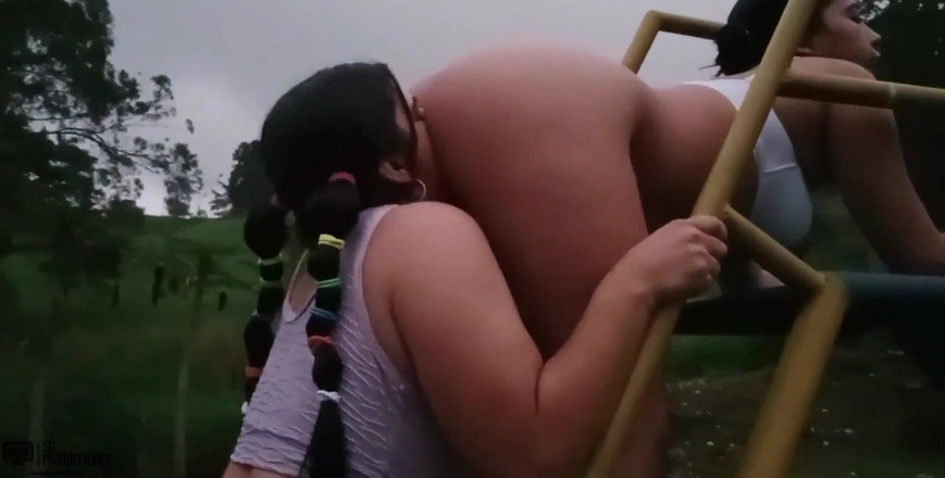 Candyrouse: Geile lesbiennes doen aan yoga en likken hun kutjes