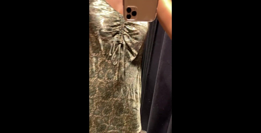 CarryLight: 今日は試着室で私を見せてあげる