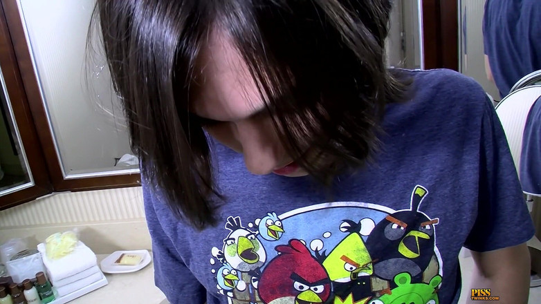 Piss Twinks: Söt oklippt pojke sprutar &amp;blötlägger