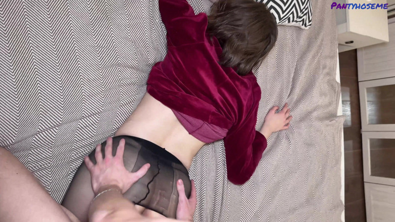 Pantyhose me porn videos: Brunetă tocilară în rochie roșie mini, ciorapi negri poftește mare a...
