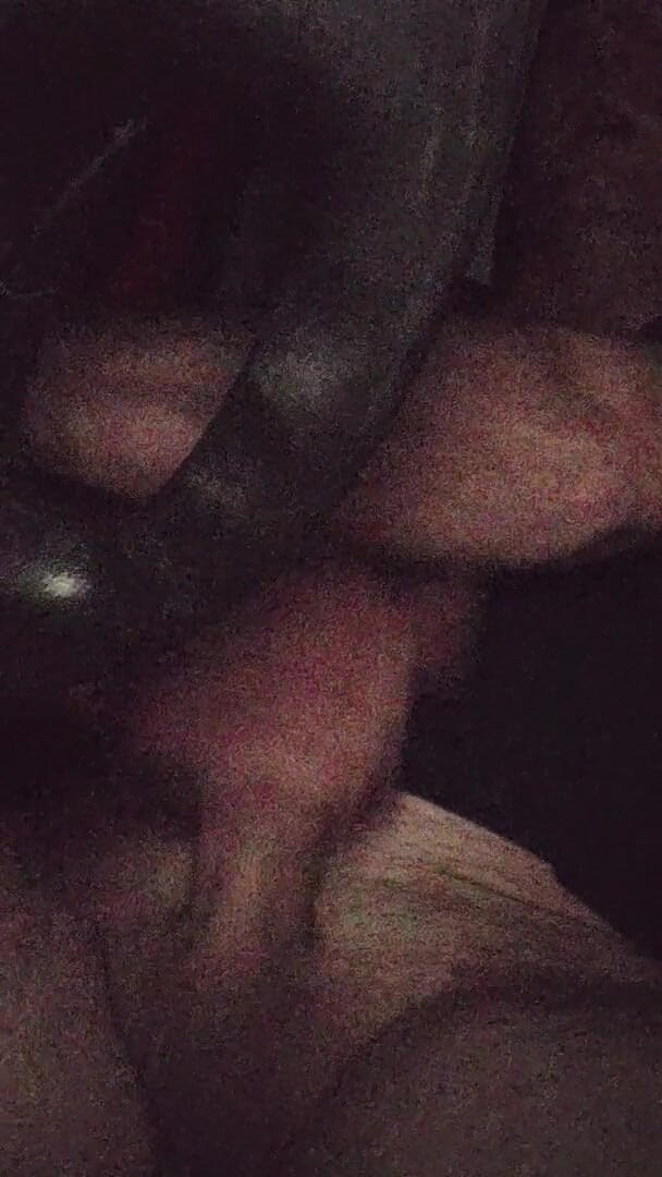 Incredible Dick: Napalony facet szarpie się w ciężarówce