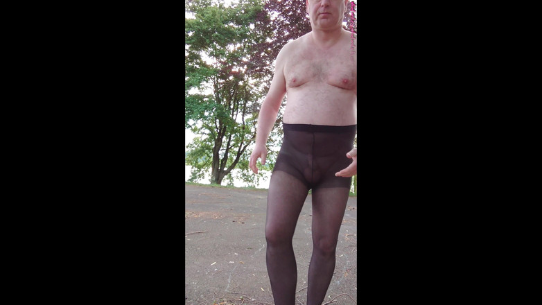 Carmen_Nylonjunge: 在池塘边的紧身衣