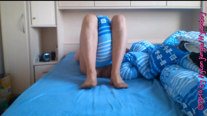 Carmen_Nylonjunge: Futai pe pat