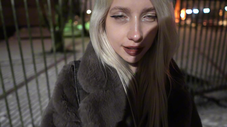 LyalkaRPG: 我遇到了一个真正的街头妓女，穿着毛皮外套操了她，并在漂亮的脸上完成了