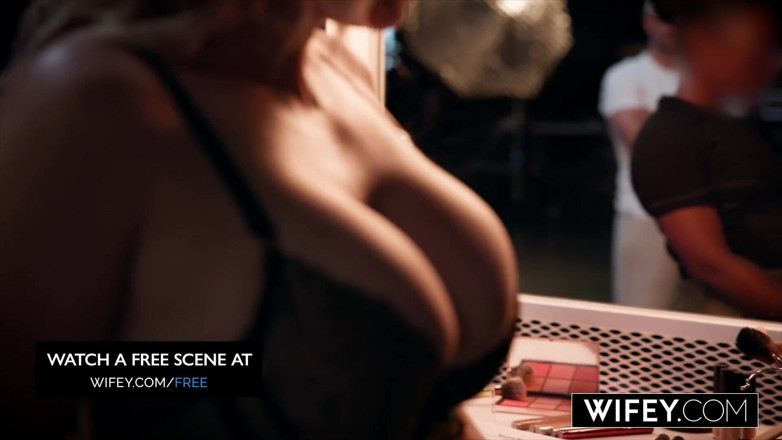 Wifey: Vrouw met pikhongerige blonde hete vrouw Sadie Rose wordt gecreampied...