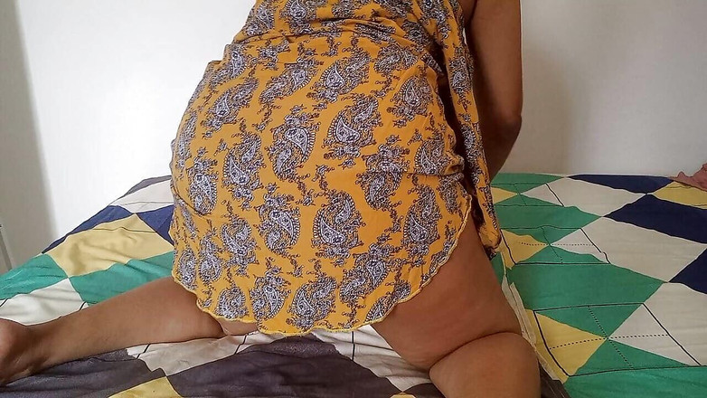 PATY PATY: Arkadaşımın yatağında sikilmeyi bekliyorum umarım aptal evli kadın tarafından yakalanmayız