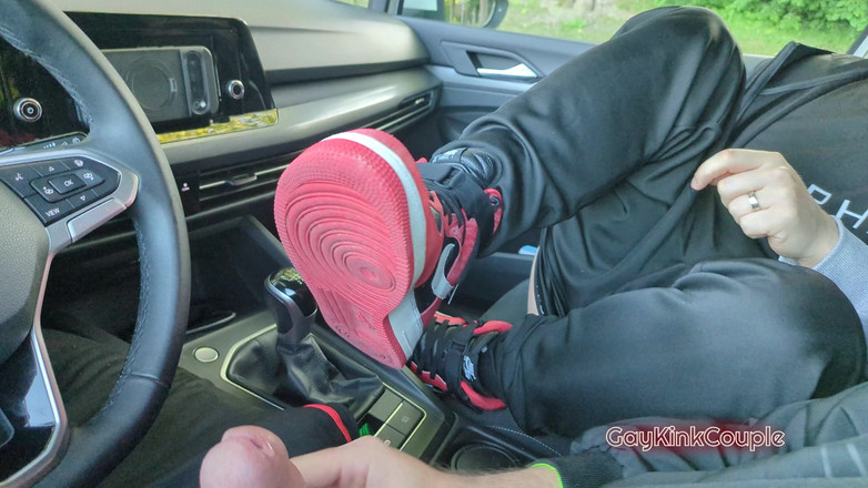 GayKinkCouple: Camicia colorata di sperma 3 divertimento rischioso in auto
