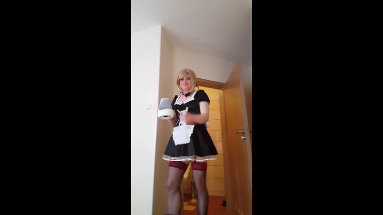 Dorisstar: Služka podává kávu pro přátele