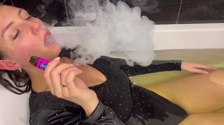 Hottie goddess: Bersin yang tidak berkesudahan cergas dalam Cloudy Smoke Haze